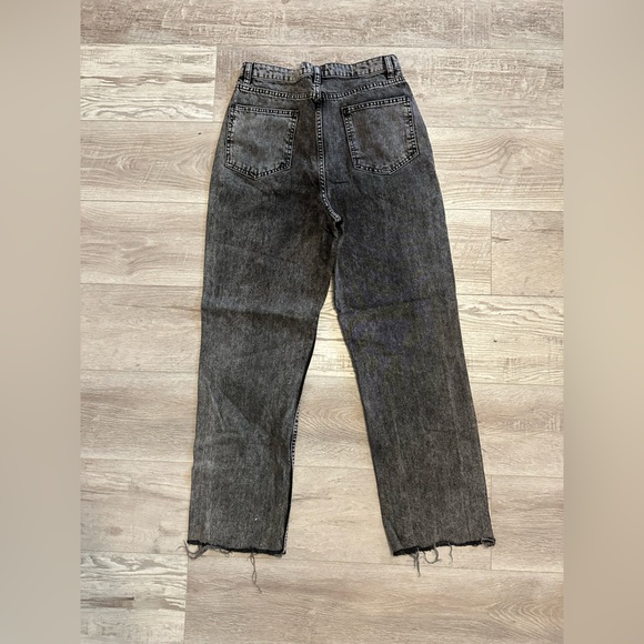 PrettyLittleThing Black Frayed Hem Jeans - Picture 2 of 3